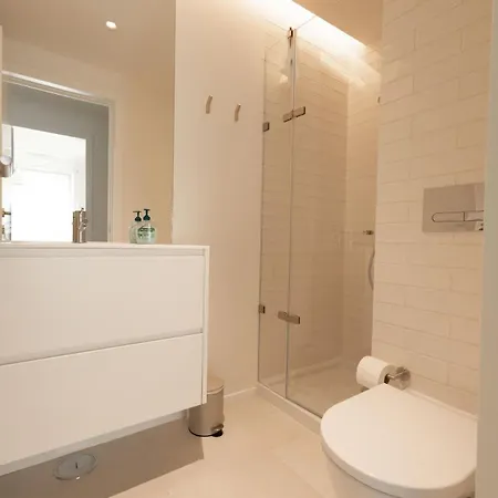 Modern 2br With Pool, Gym & Garden