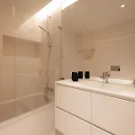 Modern 2br With Pool, Gym & Garden Lägenhet