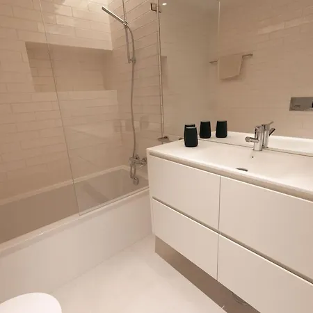 Modern 2br With Pool, Gym & Garden Appartement *